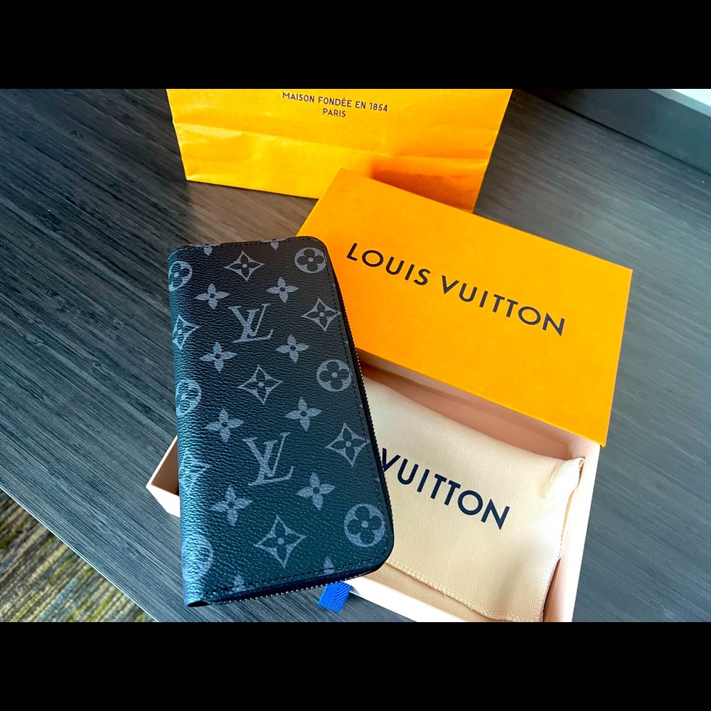 Brand New Louise Vuitton Wallet. Black. M62295 Barcode/ style tag included.
